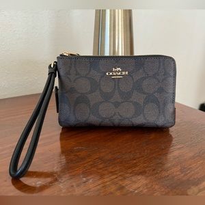 SOLD‼️Coach double zip wristlet
